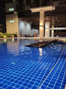 Staycation hosted by Cozypura near MOA, Airport, with Netflix and FREE WIFI with pay parking