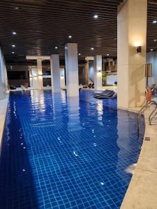 Staycation hosted by Cozypura near MOA, Airport, with Netflix and FREE WIFI with pay parking