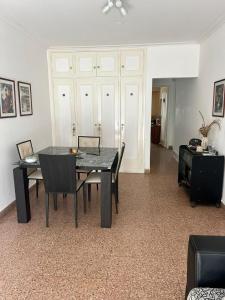 Departamento con balcón a dos cuadras de la playa