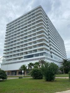 Moderno Apto cerca del Mar y Aeropuerto