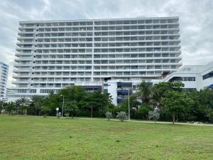 Moderno Apto cerca del Mar y Aeropuerto