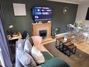 2ndHomeStays- Bilston- Contractors Friendly Townhouse
