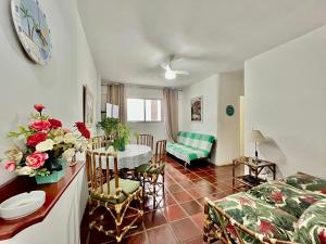 2 quadras praia pitangueiras apto da malu