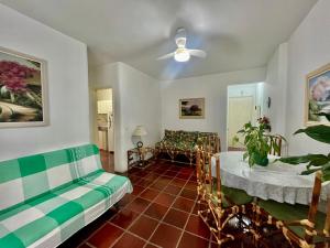 2 quadras praia pitangueiras apto da malu