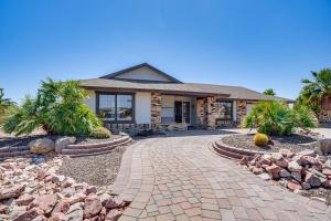 Families Welcome! Dog-Friendly Glendale Home