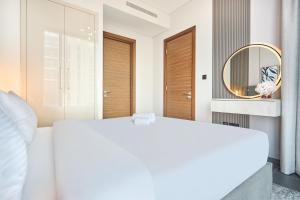 STAY BY LATINEM Luxury 1BR plus study Holiday Home CC 2408