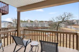 Chandlers Pondview Getaway - Chic Branson Escape