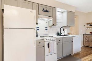 Chandlers Pondview Getaway - Chic Branson Escape