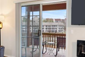 Chandlers Pondview Getaway - Chic Branson Escape