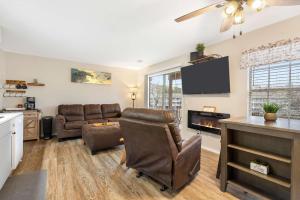 Chandlers Pondview Getaway - Chic Branson Escape