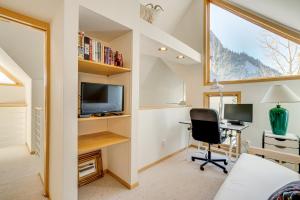 Mtn-View Deck, Workspace! Walkable Frisco Condo
