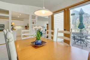 Mtn-View Deck, Workspace! Walkable Frisco Condo