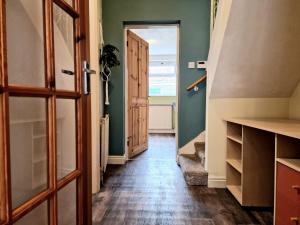 Devon St - Cozy home, Free easy parking!