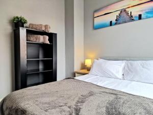 Devon St - Cozy home, Free easy parking!