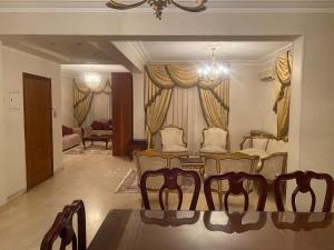 Elegant 2BR Apartment, Prime Location