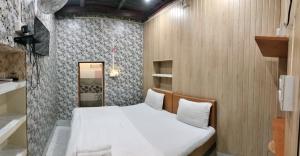 The Hotel Ambassador Inn