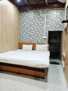 The Hotel Ambassador Inn