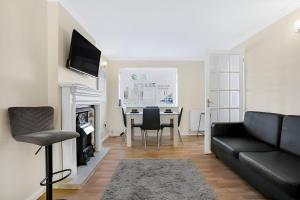 5-Bed House with Garden Near Warner Bros Studios