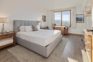 3023 Modern 1BR Retreat with Fireplace & Mountain Views