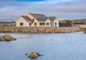 4 bedroom holiday home overlooking the sea in Connemara