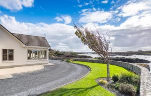4 bedroom holiday home overlooking the sea in Connemara