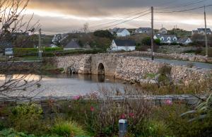4 bedroom holiday home overlooking the sea in Connemara