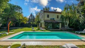Luce tra i Saggi 8 by Marche Holiday Villas