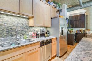Steps to UIC Campus Condo with Community Perks!