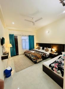 Amans Peak & Plate- Near Jw Marriott Mussorie