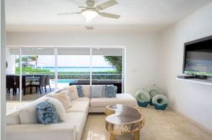 Xaman Ha beach House- steps from the beach!