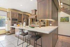 Chateau Woodlands in Salt Lake with Guesthouse and Hot Tub