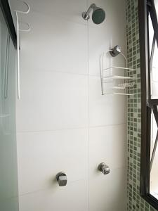 LUC115| Flat na praia da Barra com piscina e sauna