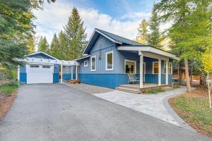 2 Mi to Payette Lake Charming Cottage with Hot Tub!