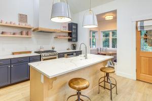 2 Mi to Payette Lake Charming Cottage with Hot Tub!