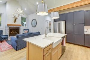 2 Mi to Payette Lake Charming Cottage with Hot Tub!