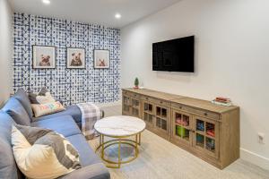 2 Mi to Payette Lake Charming Cottage with Hot Tub!