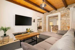 Villa Martin - Countryside Retreat with Pool & Pavilion