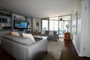 Lido Harbour Towers Lido Key & Private Beach!