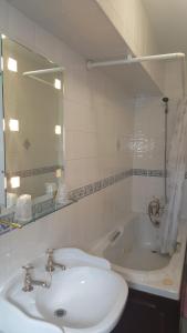 Four-Poster Deluxe Double room in Balkan Lodge Oxford