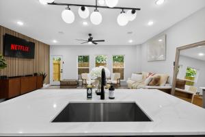 Luxury Home: Mins to NRG, Hobby Airport & Midtown