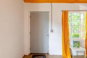 Apt on flower farm, Convenient & pet friendly