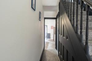 Spacious 6-Bed Stay Central Warrington Sleeps 12