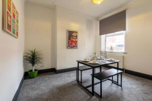 Spacious 6-Bed Stay Central Warrington Sleeps 12