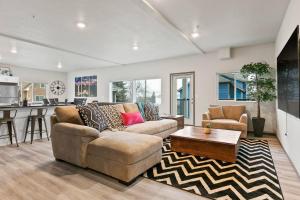 HUGE-Fun-Trendy Apt by Perry District & Downtown