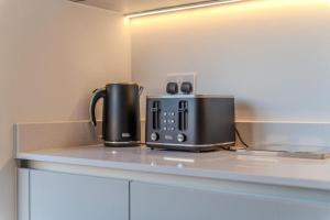 Luxury 3BR Apt Sleeps 10, Wembley & Park Views