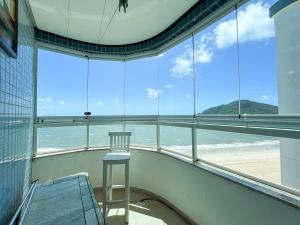 Amplo apartamento vista mar