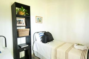 antiguo Yellow Cardinal Lodge