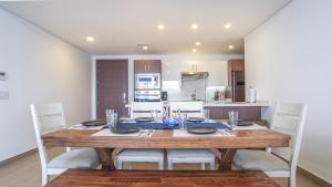 Splendid Waterfront 2 bedroom Velero 1804 Encantame Towers