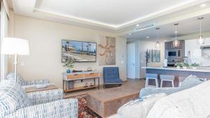 Panoramic water front deluxe condo Encantame Viento 605