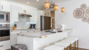 Modern 2 BR Condo at Encantame Towers Viento 2204